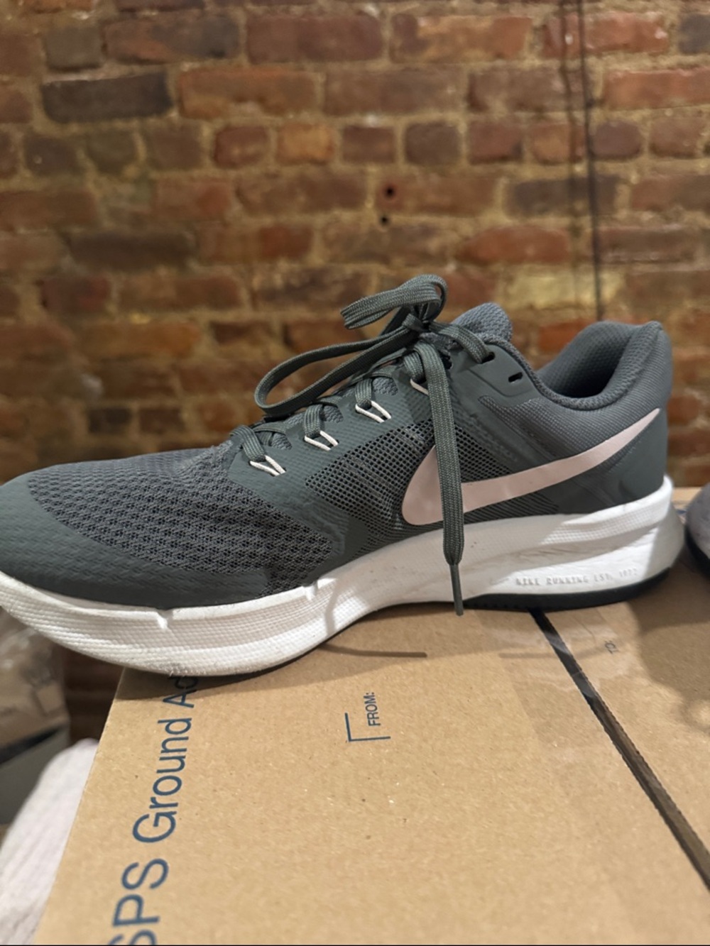 Nike Women's Running Shoes in Gray and Light Pink - Picture 4 of 8